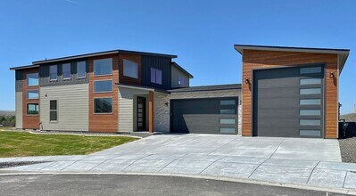 Building Photo - Stunning Southridge Rental with RV Garage & Luxury Finishes!