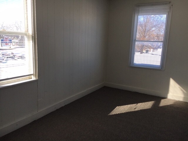 Building Photo - 376 N Elm St