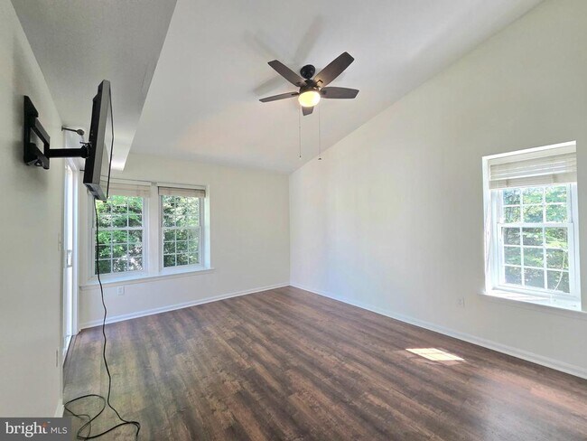 Building Photo - 3431 Lakeside View Dr