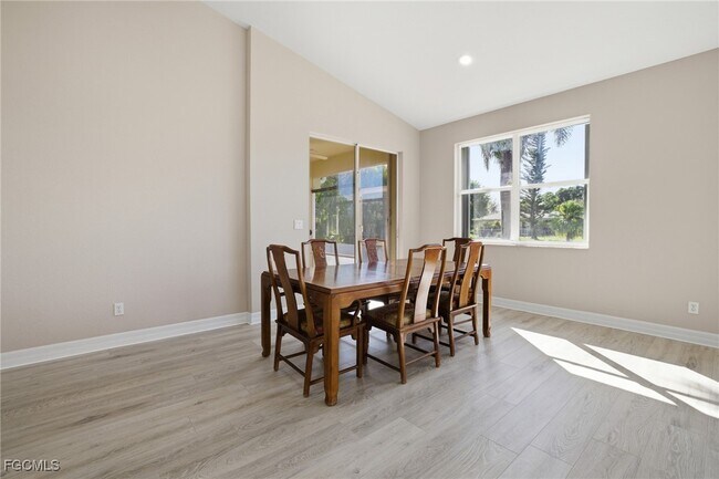 Building Photo - 1012 SE 5th Terrace