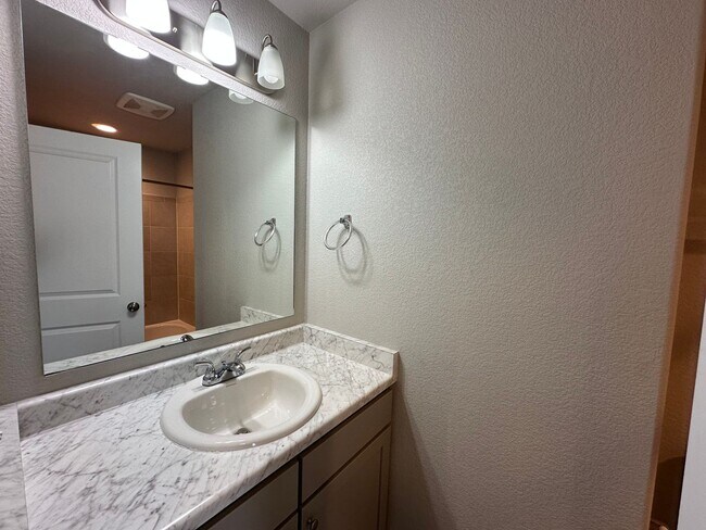 Building Photo - Charming 3 Bed 3 Bath House!!!
