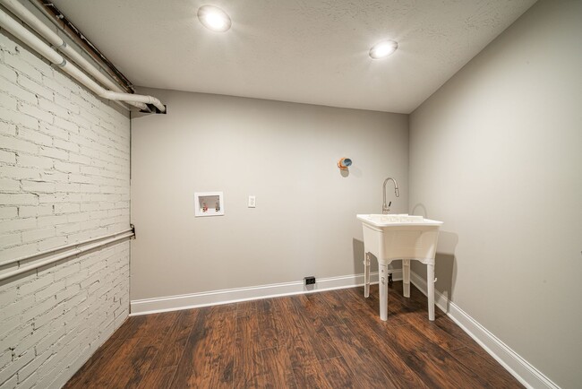 Building Photo - 4 bedroom/3 bath, 3711 sqft in Midtown!