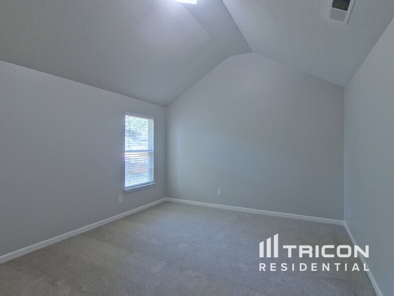 Building Photo - 3802 Rosebud Park Dr