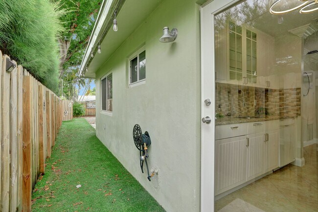 Building Photo - 917 NE 17th Ct