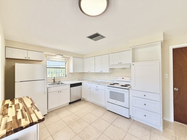 Building Photo - 8026 Brighton Dr