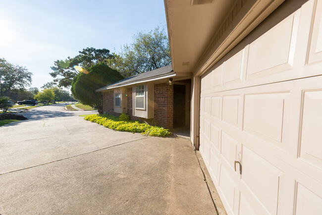 Building Photo - Brick Ranch with 2 car garage