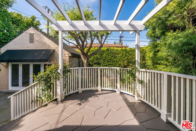 Building Photo - 1217 S Genesee Ave