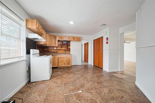 Building Photo - 227 N Austin Dr