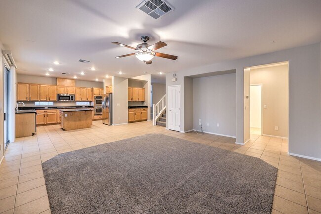 Building Photo - Gorgeous 6Bed/5Bath/4Car, 2-Story Home located in the Mountains Edge