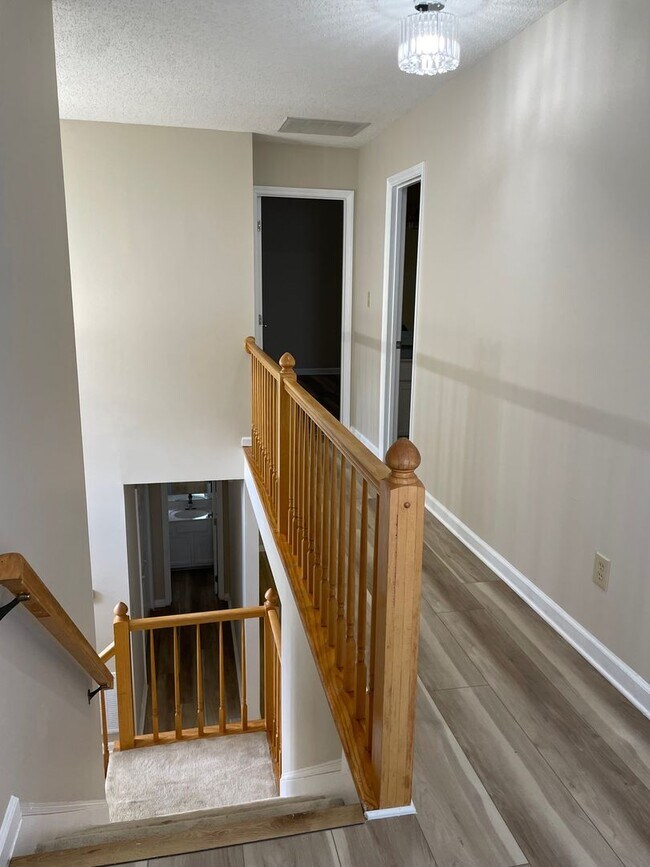 Building Photo - 10 Creekstone Ct