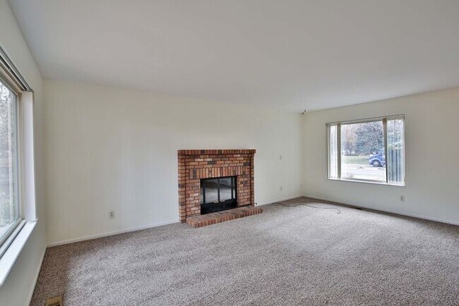 Building Photo - 3 Bedroom, 2.5 Bath Townhome