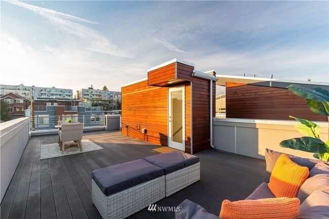 Building Photo - Modern 4-Bedroom Townhome in the Heart of ...