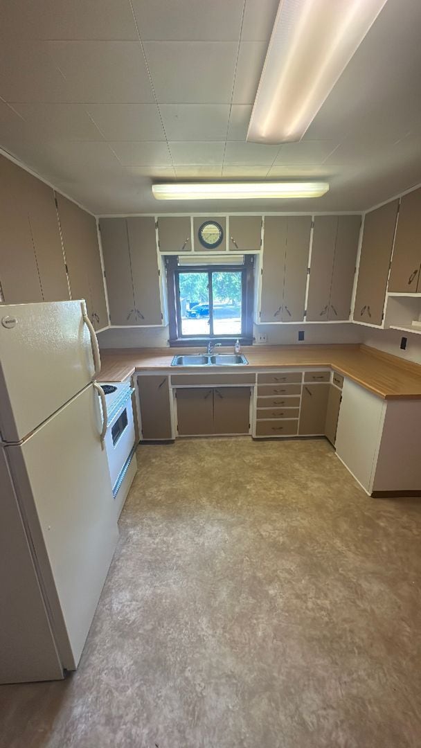 Building Photo - 3 Bedrooms, 1 Bathroom & w/upper loft Single Family with Garage - Staples