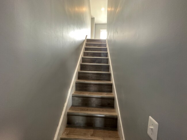 Building Photo - 618 Gibbons St