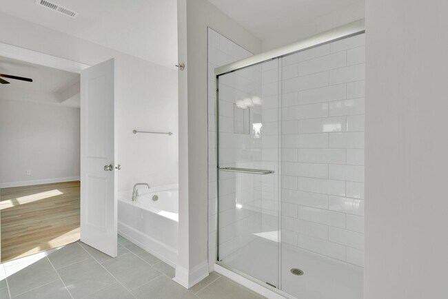 Building Photo - Beautiful 4BR 2.5BA Home w/ Full Appliance Kitchen • Garage Parking •