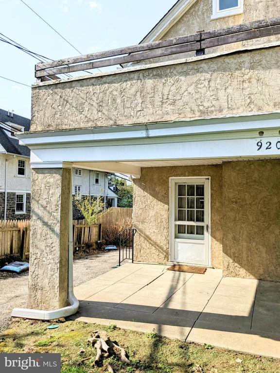 Building Photo - 920 E Railroad Ave