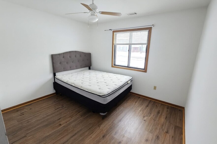 Building Photo - 460 Echo Ln