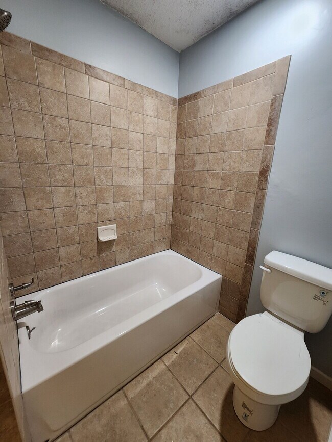 Building Photo - NEWLY REMODELED 3BR, 2BA Duplex Unit in He...
