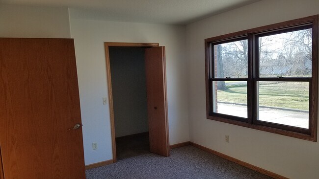 Building Photo - 262 Meadowbrook Ave