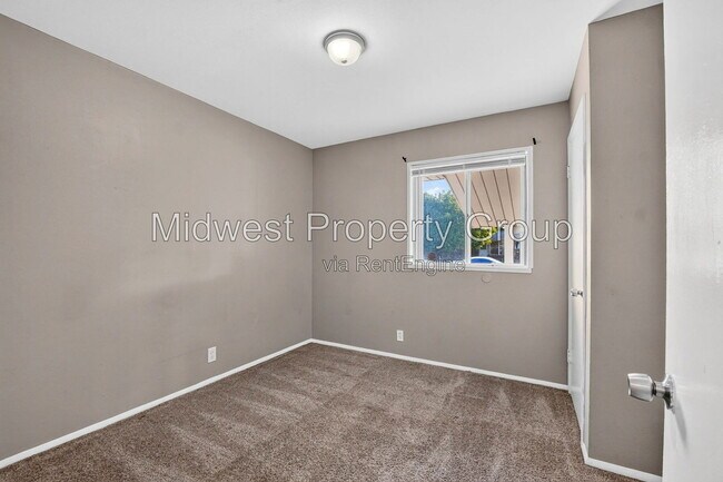 Building Photo - 727 Shepley Dr