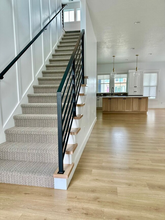 Building Photo - Gorgeous 5 Bed 3.5 Bath Home at Daybreak I...