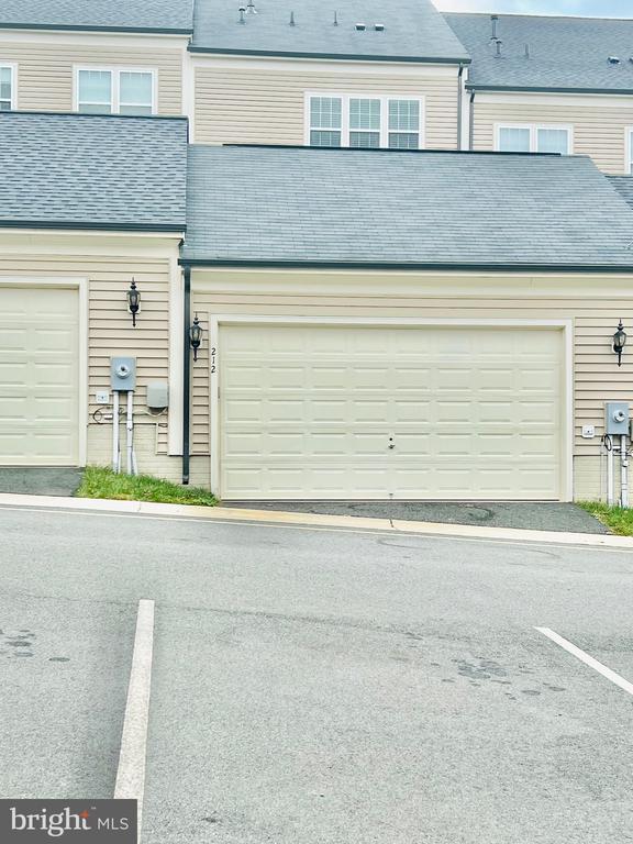 Building Photo - 212 Almond Dr