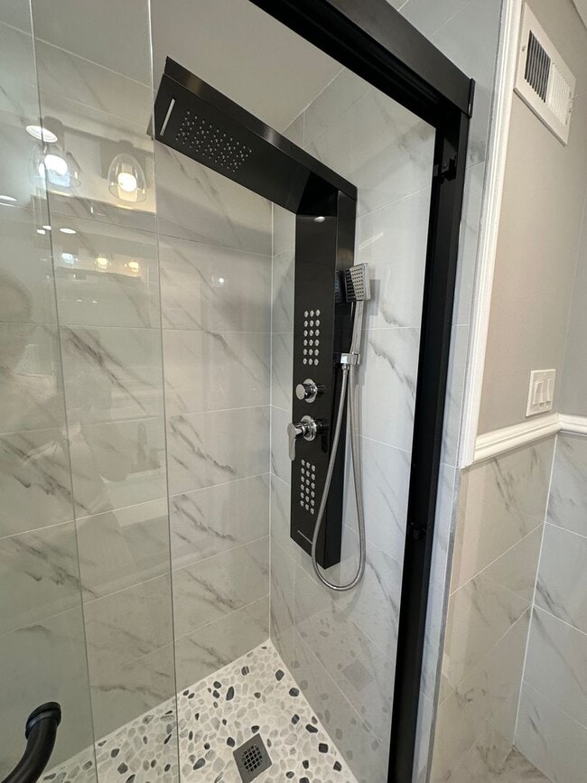 Building Photo - 2 bedrooms 1.5 bathroom House in South Phi...