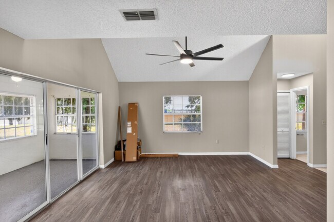 Building Photo - 802 Arietta Cir N