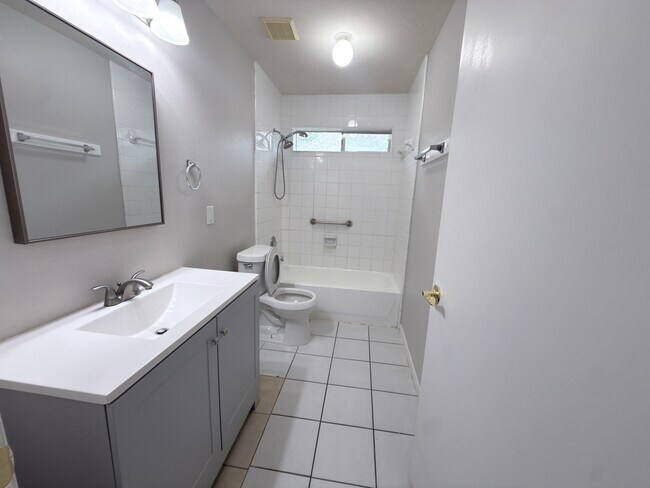 Building Photo - 16131 Mission Glen Dr