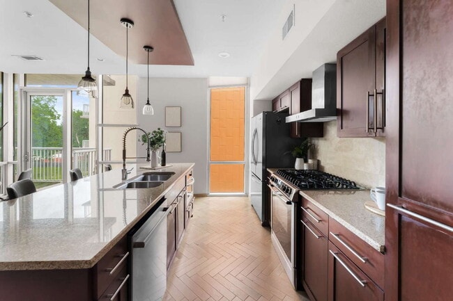 Building Photo - Sophisticated Living on Barton Springs