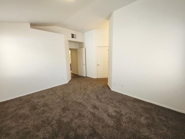 Building Photo - Lovely Single Story Home