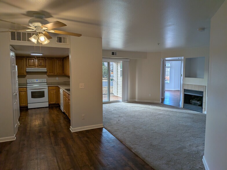 Building Photo - 12304 W Cross Dr