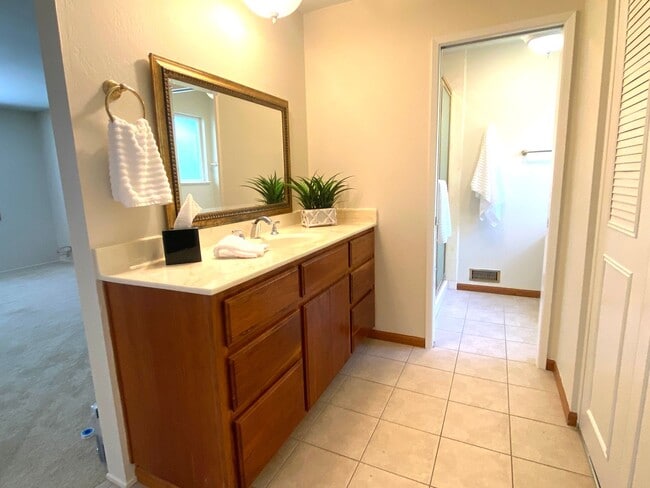 Building Photo - Pleasanton Single Story House 4 bed/2 bath, Downtown next to Amador Valley High! Great Location