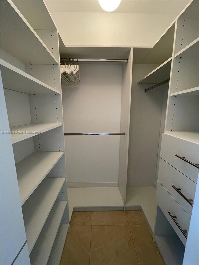 Building Photo - 20515 E Country Club Dr