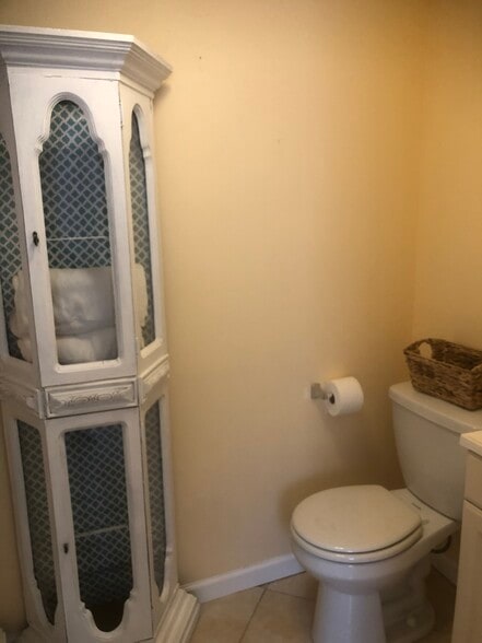2ND BATH TUB/SHOWER - 2401 General Pershing St