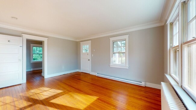 Building Photo - Spacious One Bedroom Cottage in Greenwich