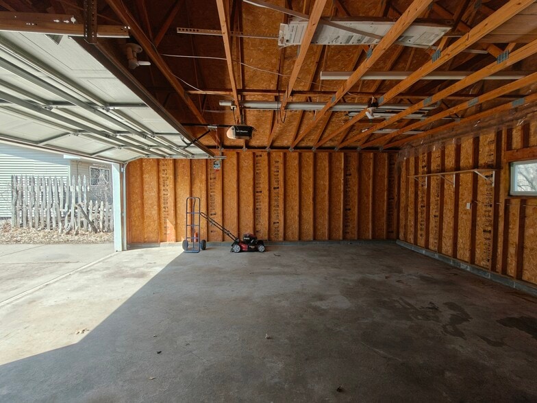 GARAGE - 2212 Bartlett Ave