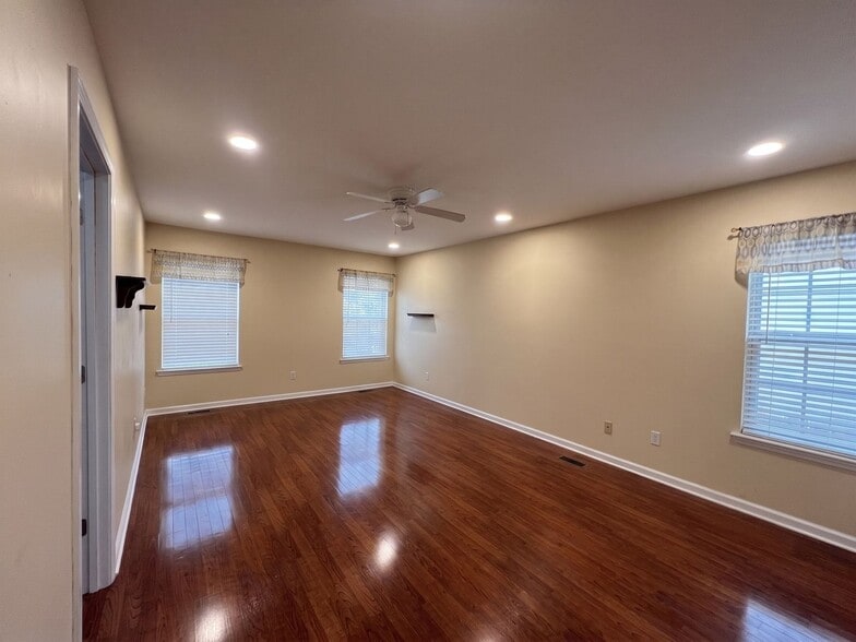 Building Photo - 1020 S Rock Hill Rd