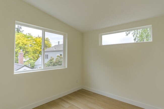 Building Photo - 2Bd/2.25Ba Seattle Home