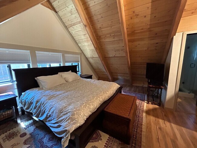 Building Photo - Fully Furnished, Beautifully Remodeled Cha...