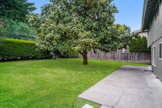 Building Photo - Great 4 bedroom Home Located in the Sought...