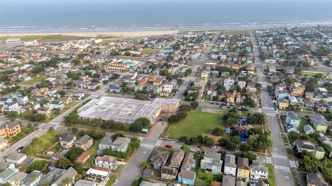 Building Photo - 614 11th St