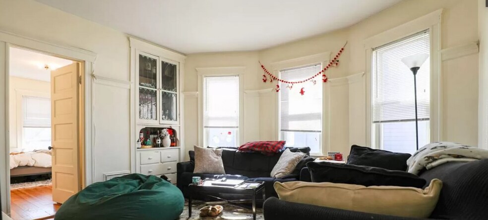 Building Photo - 44 Easton St