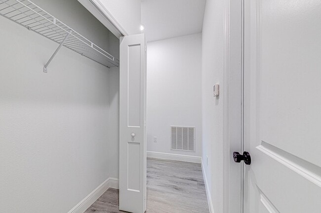 Building Photo - FOR RENT