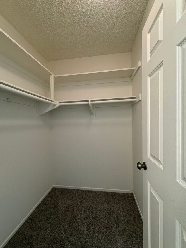 Building Photo - 3 Bed | 1.5 Bath Townhome with Garage in S...