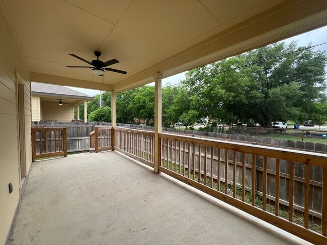 Building Photo - Luxury 3/2Duplex in Seguin, TX