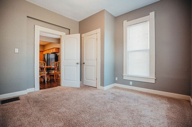 Building Photo - Stunning 5 bed 2 bath House ** Beautiful Upscale Living!!