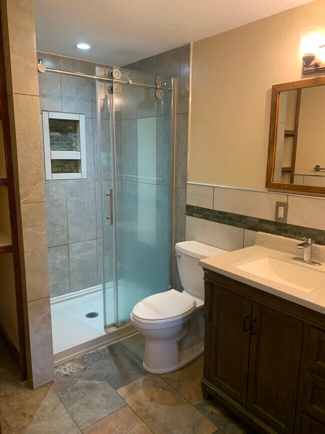 Building Photo - 5 Oak St