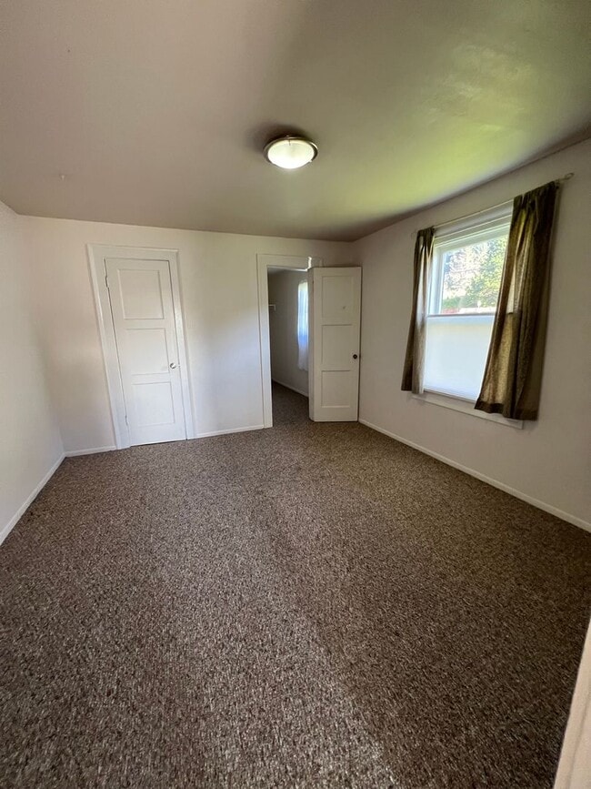 Building Photo - Charming Fields Landing House w/ Large Garage!