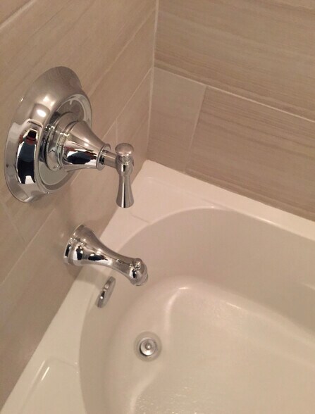 First level tub - 14890 Granada Dr